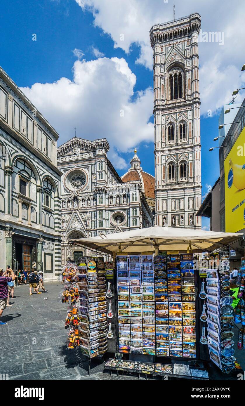 Tienda de recuerdos en la Piazza del Duomo con el telón de fondo de la Catedral de Florencia y el campanario de Giotto, Florencia, Toscana, Italia Foto de stock