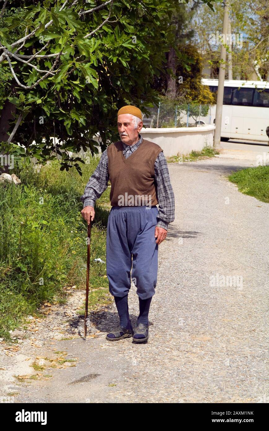 Antalya, Turquía - 10 de abril de 2009: Hombre anciano no identificado en  ropa tradicional con bastón para caminar en un pequeño pueblo rural cerca  de Antalya Fotografía de stock - Alamy