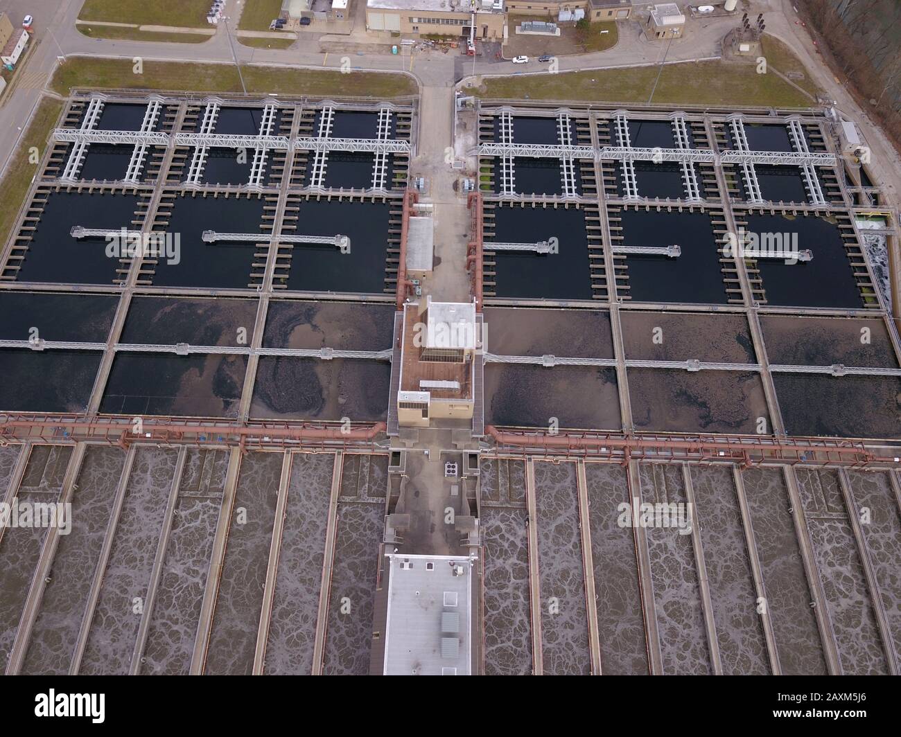 Los estanques de tratamiento de aguas residuales aéreas de drone plantan Cincinnati Ohio USA Foto de stock