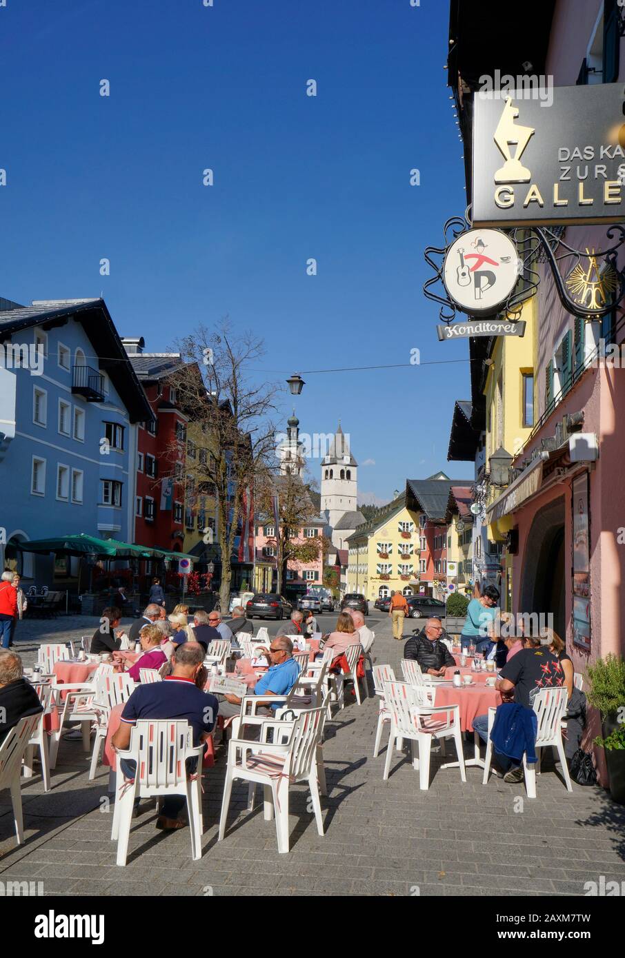 Austria, Tirol, Kitzbühel, centro de la ciudad con vistas a la iglesia parroquial 'Zum Heiligen Andreas' y la Iglesia De Nuestra Señora, café de la calle Foto de stock