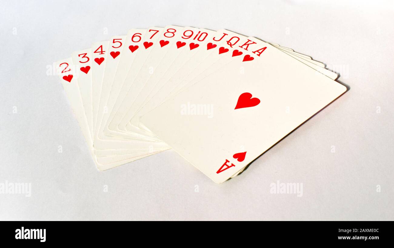 Una tarjeta de juego es un trozo de cartulina especialmente preparada,  papel pesado, cartón delgado, papel recubierto de plástico, mezcla de papel  de algodón o tha de plástico fino Fotografía de stock -