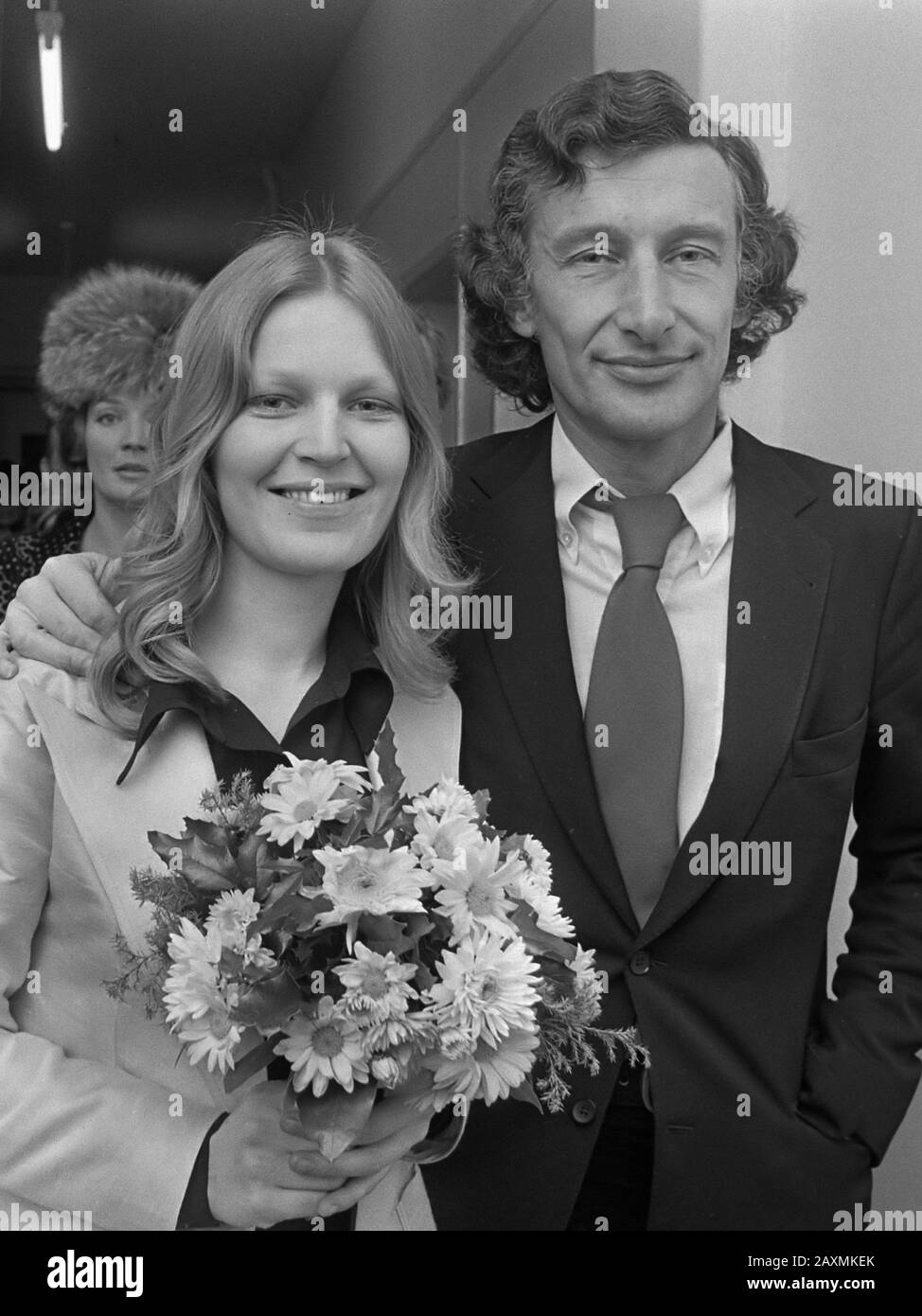 El escritor Harry Mulisch se casa con Sjoerdje Woudenberg en el ayuntamiento de Amsterdam, con la esposa Mulisch 3 de diciembre de 1971 Foto de stock