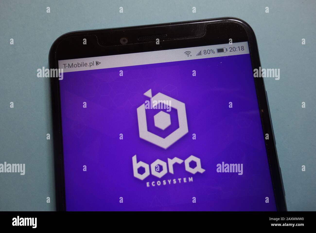 Logotipo de criptomoneda del ecosistema Bora en el smartphone Foto de stock