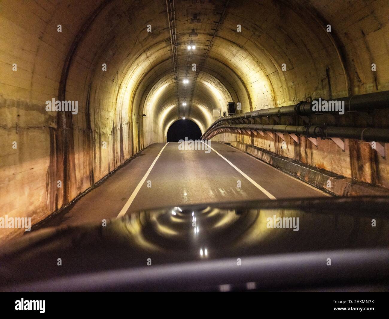 Conducir a través de un túnel en Marin Headlands. Foto de stock