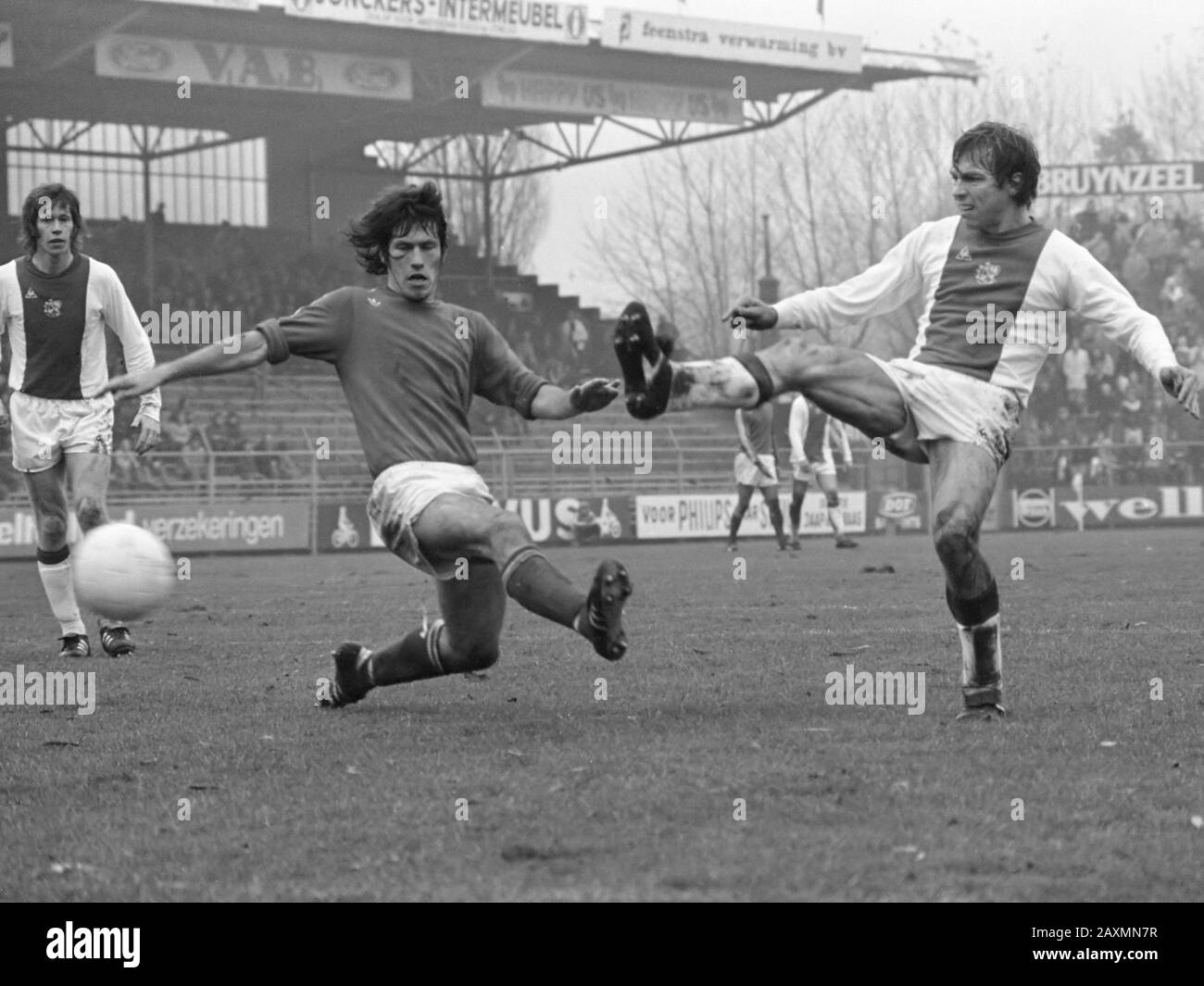 AJAX contra Go Aagles 3-0, Jan Mulder (derecha) puntúa 3 de noviembre de 1974 Foto de stock