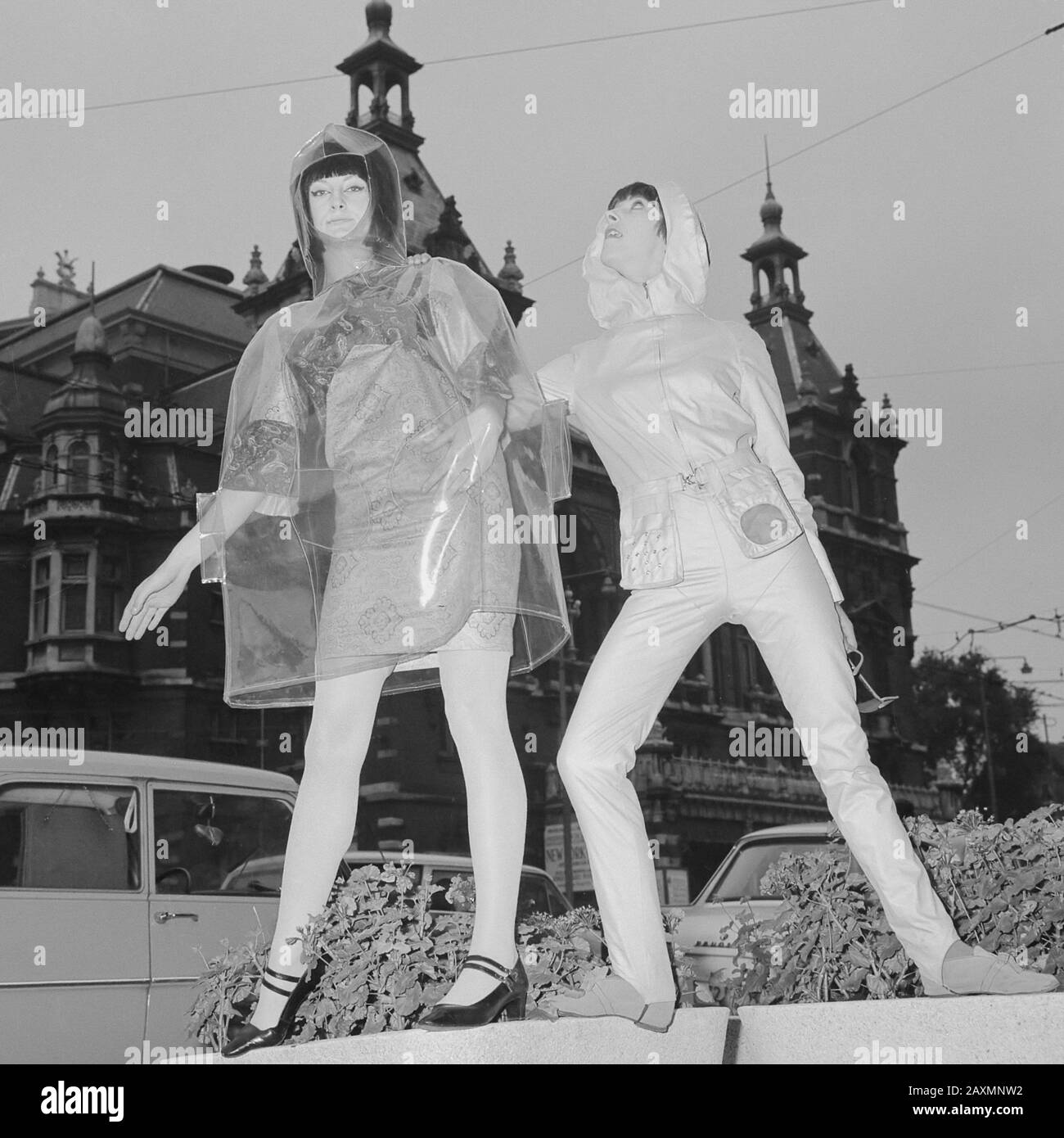 Josje Leger en Marijke Kooger showen de nieuwe Beat-Mode Bewogen Mode van plastic 23 augustus 1965 Foto de stock
