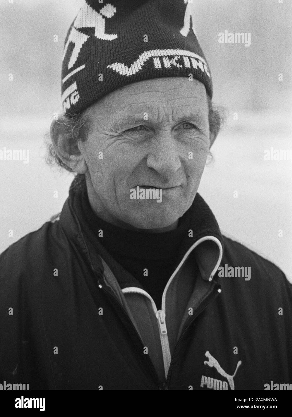 Interland Netherlands patina contra Noruega en Groningen; Coach del grupo principal Sr. Egbert van 't Oever 19 de diciembre de 1981 Foto de stock
