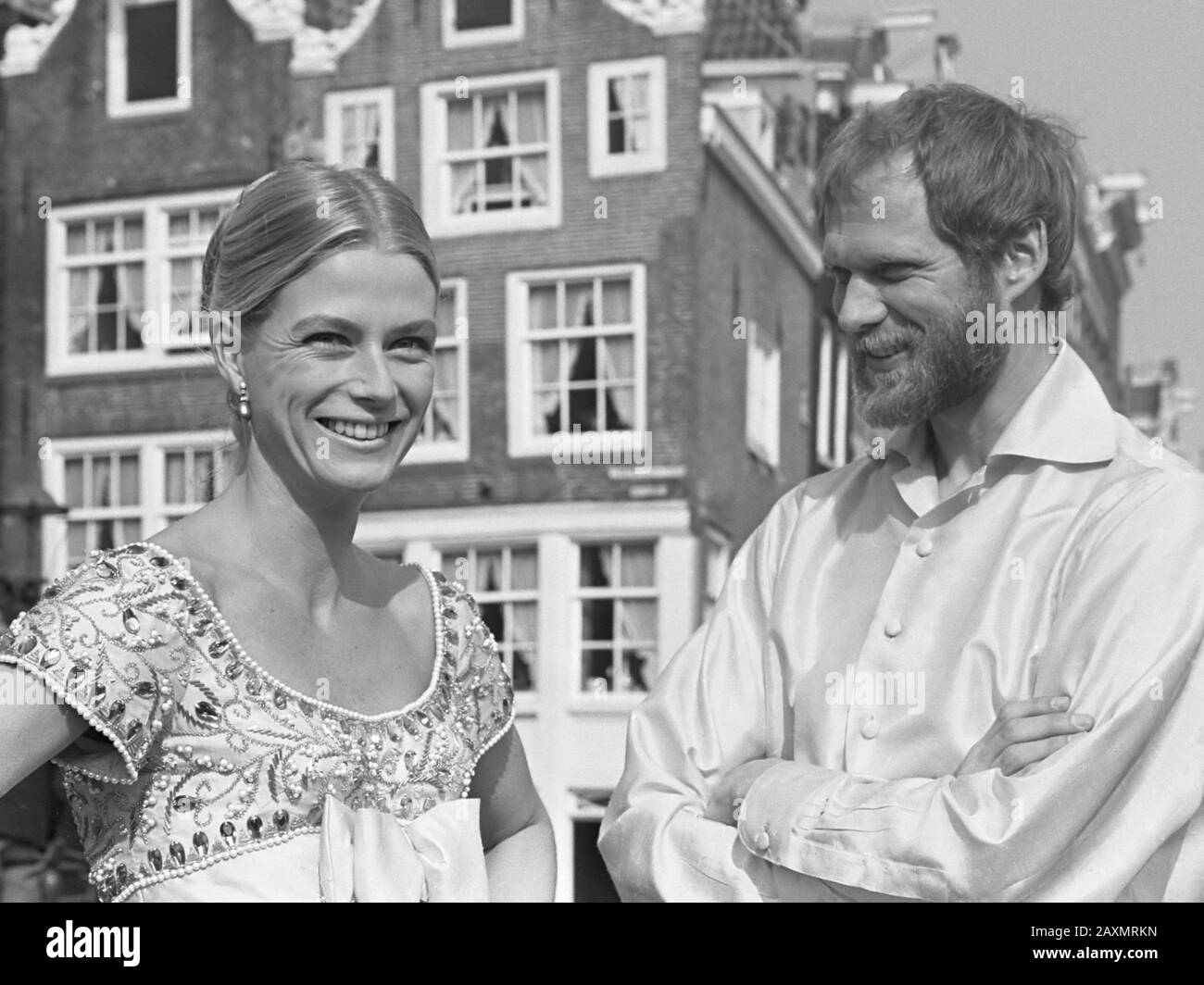 Nina y Frederik van Pallandt en Amsterdam para una película de televisión el 13 de abril de 1967 Foto de stock