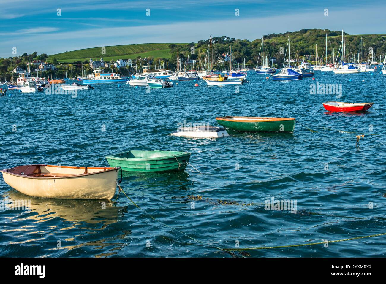 Embarcaciones de remo en Falmouth Harbour en Cornwall, Inglaterra. Foto de stock