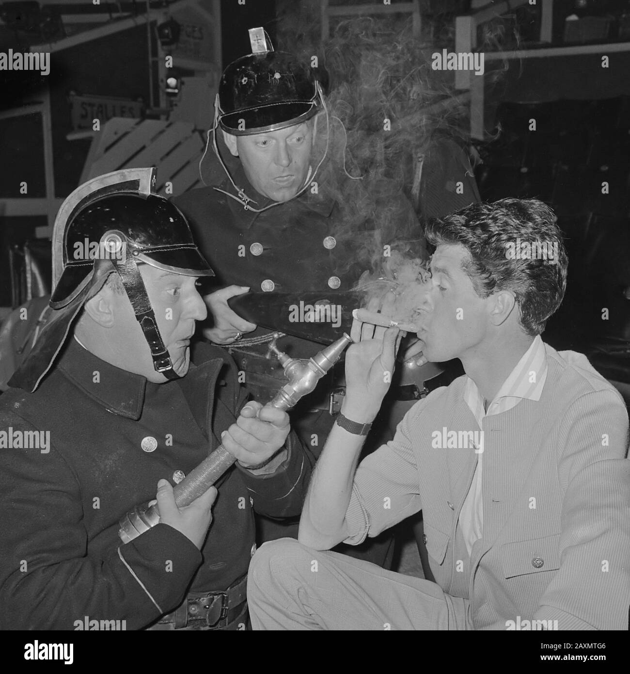 Circo Rudi Carrell, ensayo en Scheveningen; los montes (Piet Bambergen izquierda, derecha Fred Glover) y Rudi Carrell 26 de junio de 1964 Foto de stock
