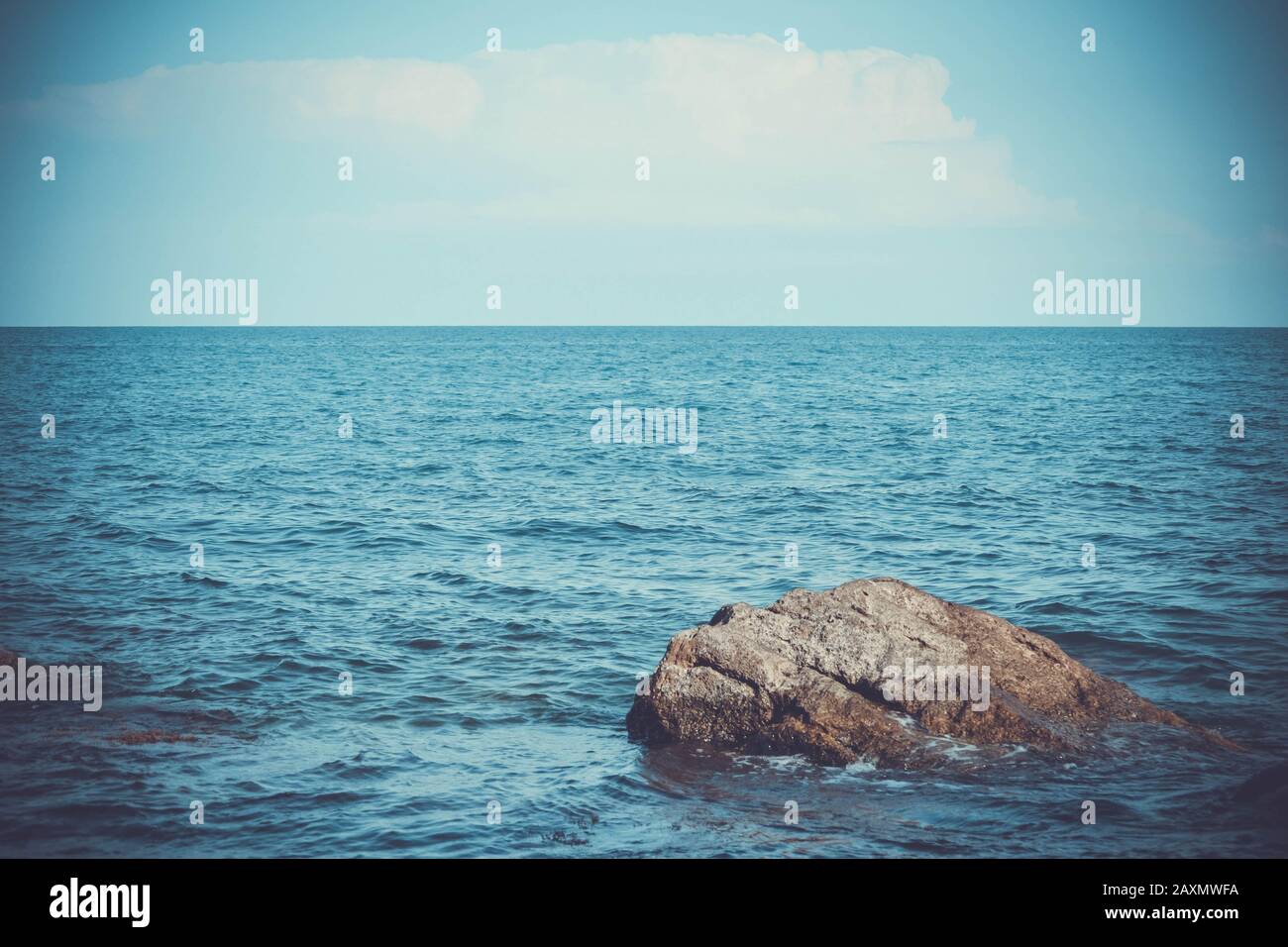 Gran piedra en el mar fotografías e imágenes de alta resolución - Alamy