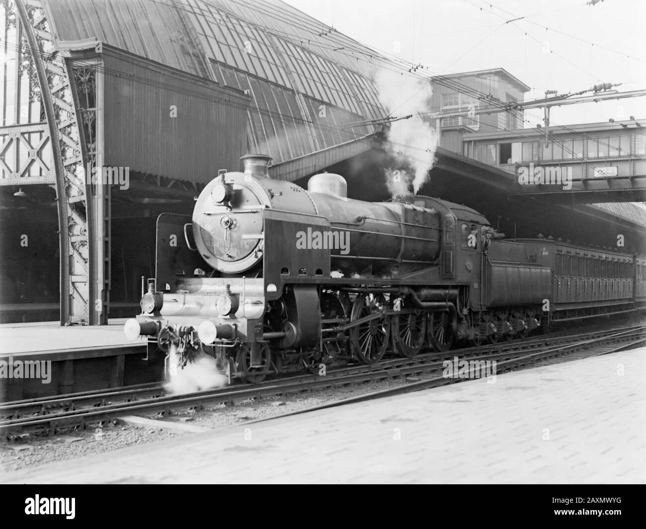 Reportage Ferrocarriles Holandeses. Locomotora de vapor de los coches de la serie 3900 en la Estación Central. 1932 Foto de stock