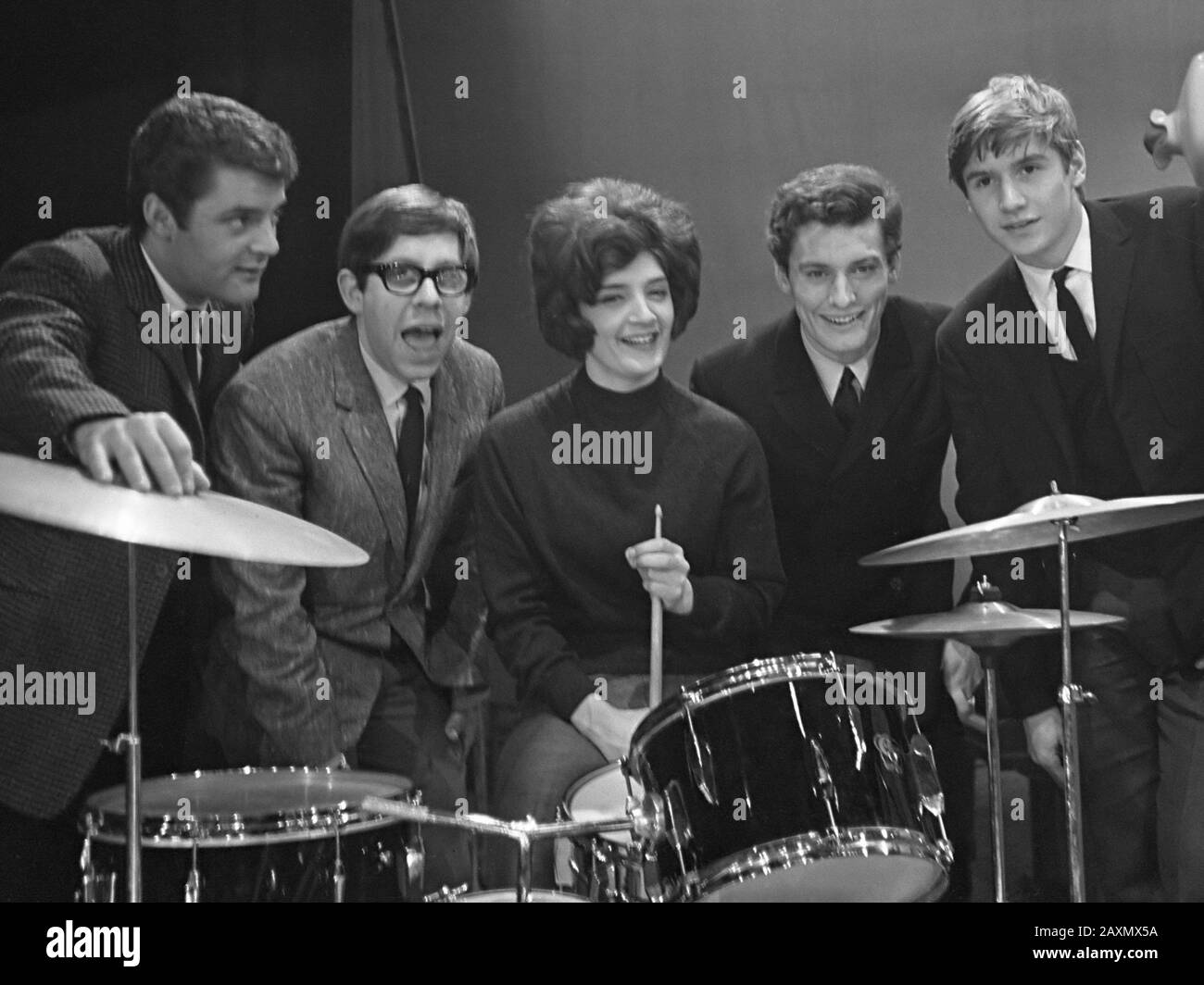 Los panales de abeja (grupo de ritmo) en Holanda, durante el ensayo en el Gran Teatro Sur en Rotterdam el 10 de diciembre de 1964 Foto de stock