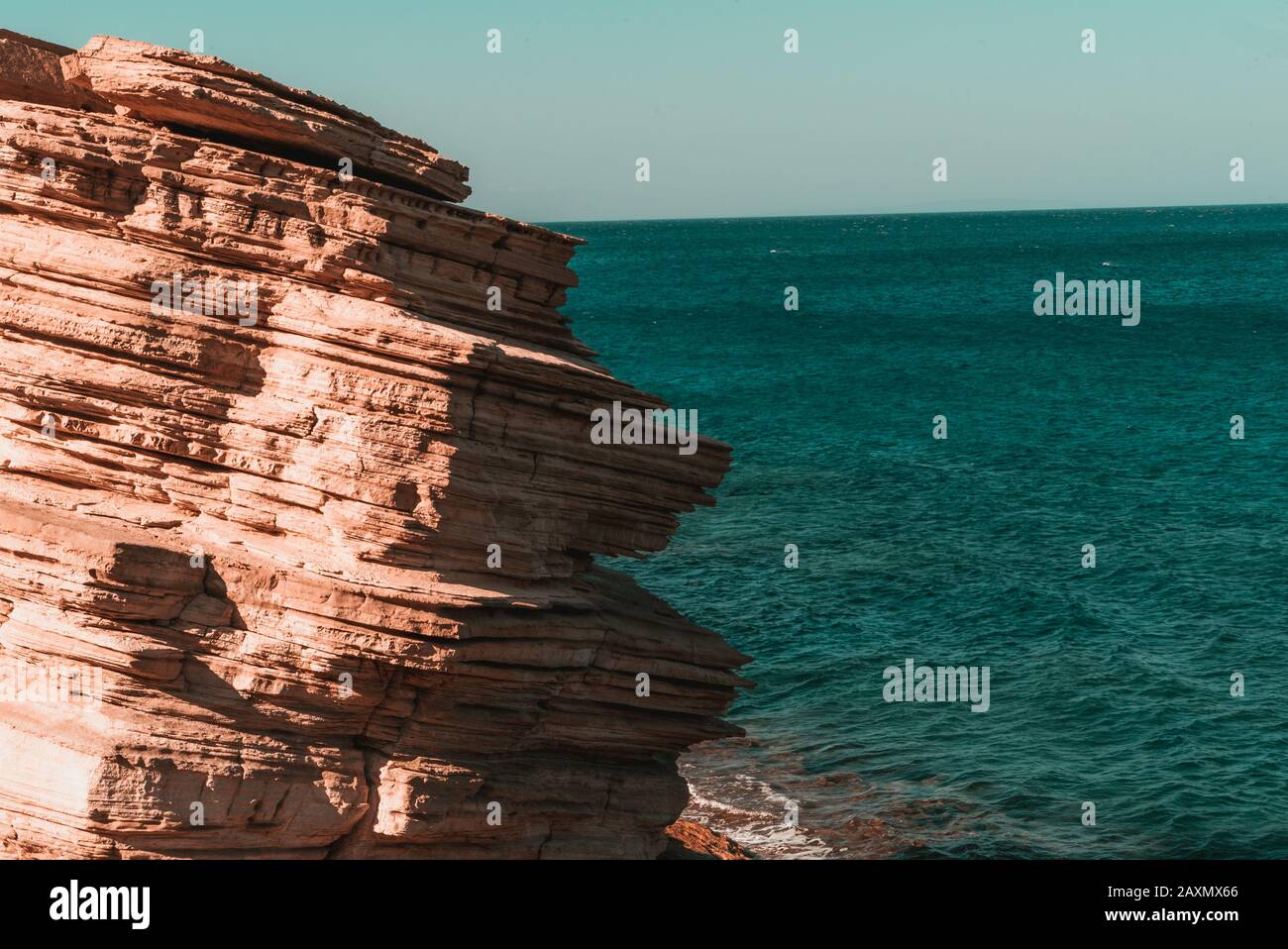 Rocas en el agua en la playa de Triopetra, Creta, Grecia Foto de stock