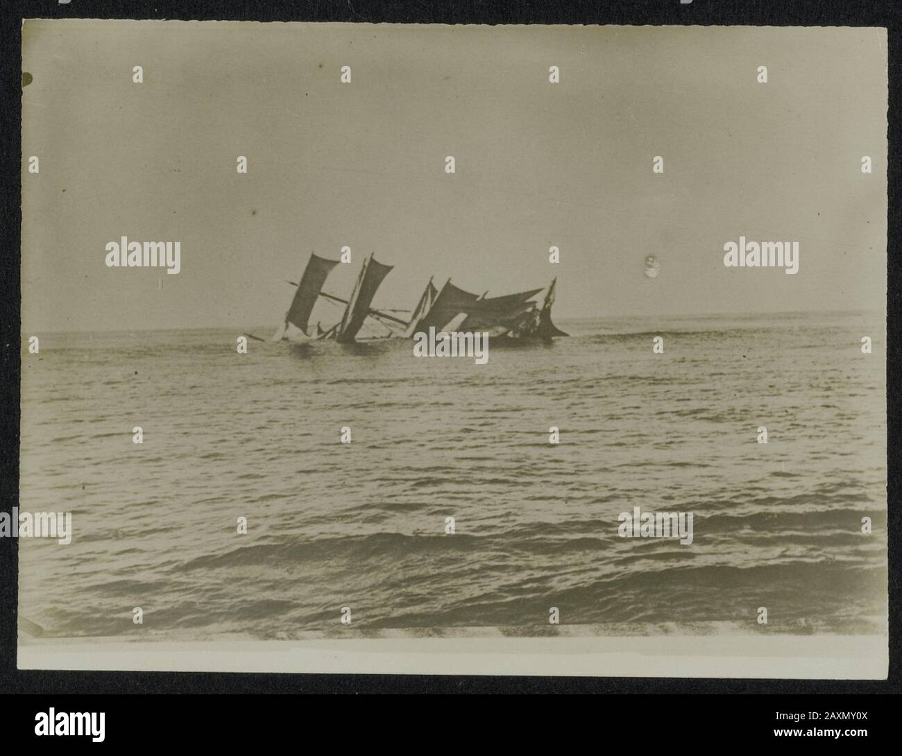 Guerra De La Colección De Archivo Nacional. (158-0292) Torpeed vela de Sinking. Foto de stock