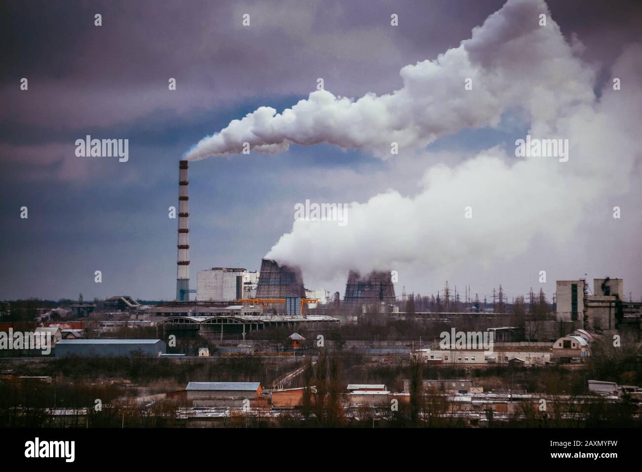 Fábrica con chimeneas para fumadores en clima nublado, filtro Foto de stock