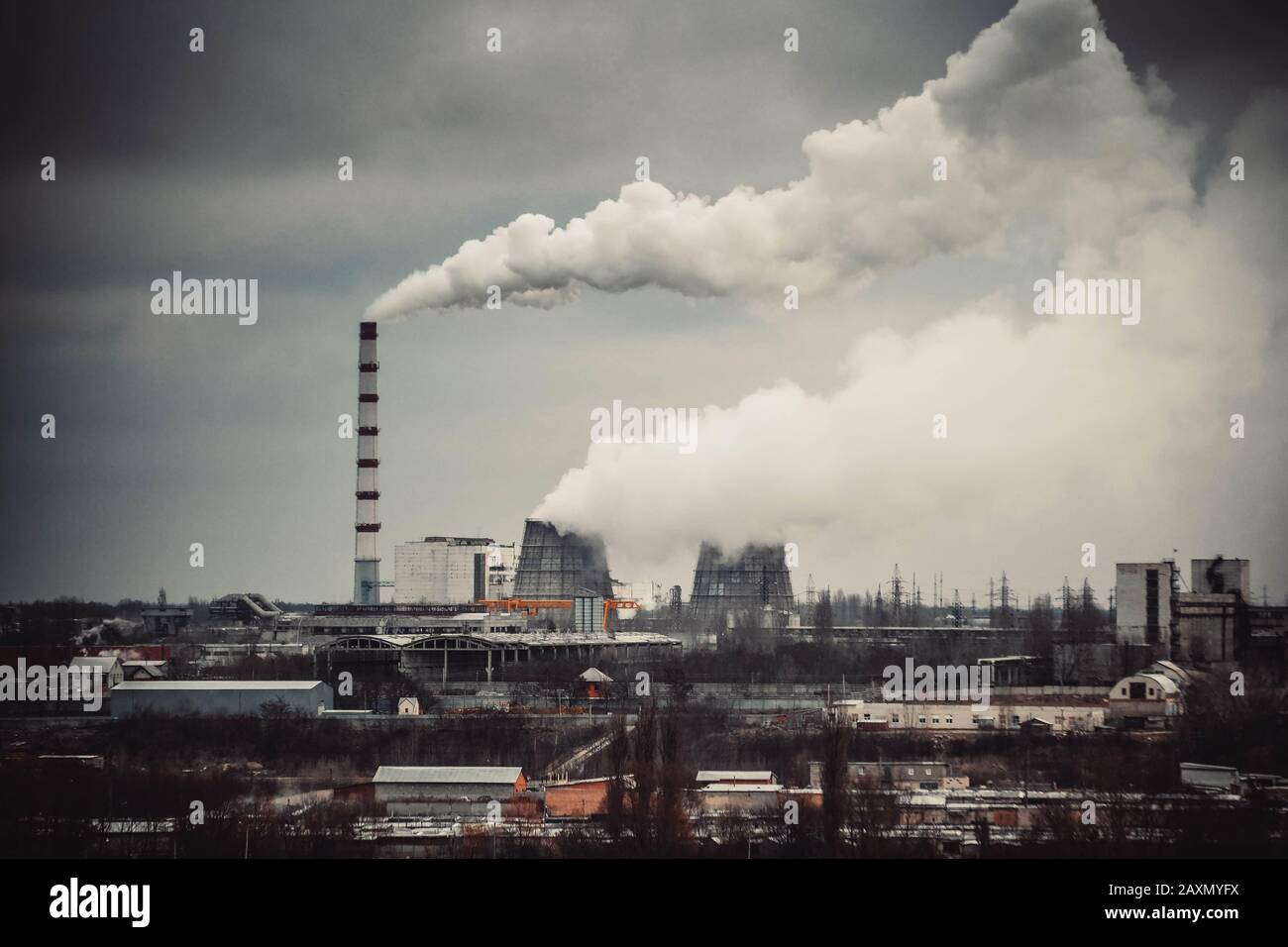 Fábrica con chimeneas para fumadores en clima nublado, filtro, Foto de stock