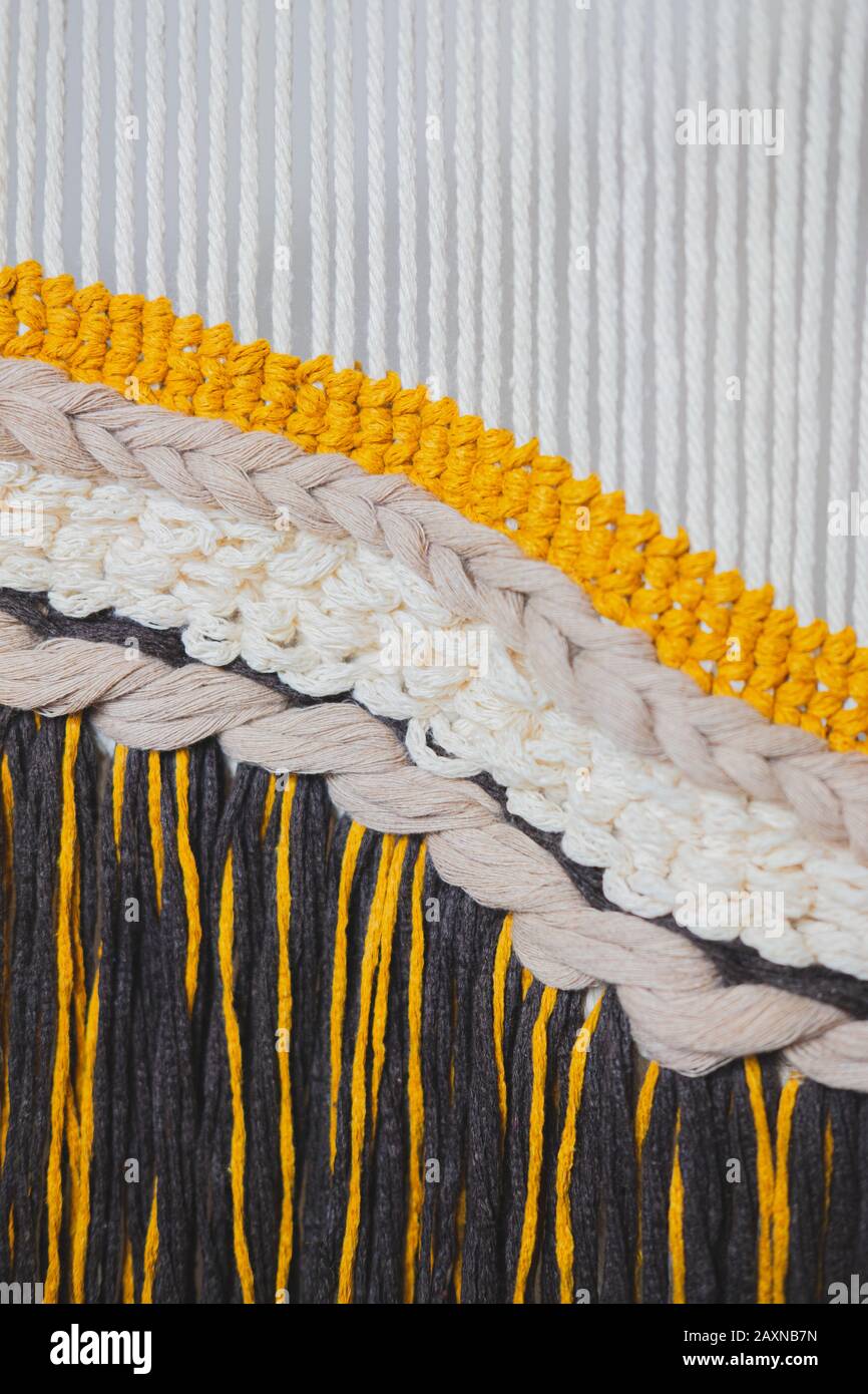 Detalles de una decoración hecha a mano macrame. Textura del crochrey de punto a mano, vista de primer plano Foto de stock