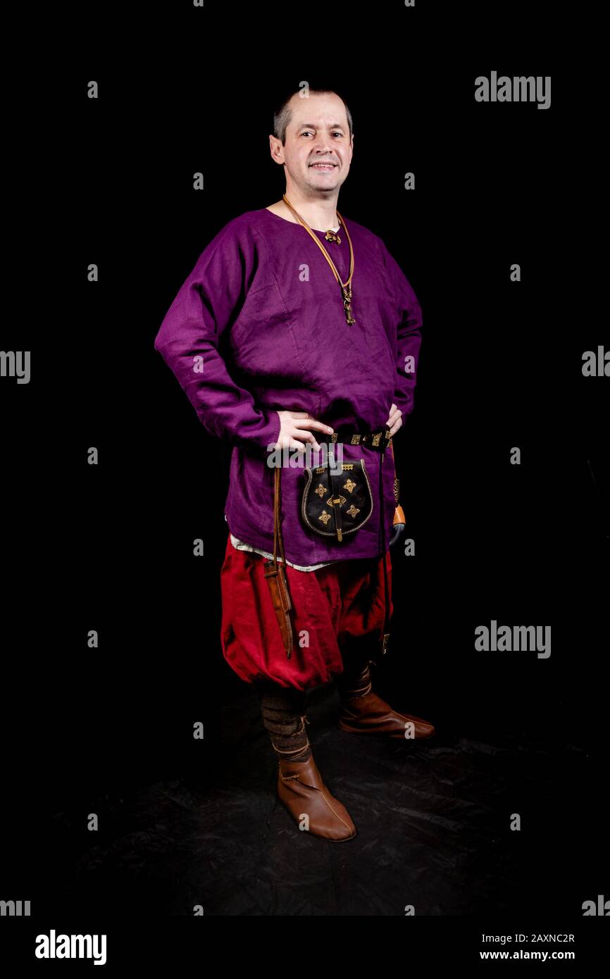Guerrero vikingo en ropa informal, estudio de altura completa de un buff de  la historia de la vida Fotografía de stock - Alamy