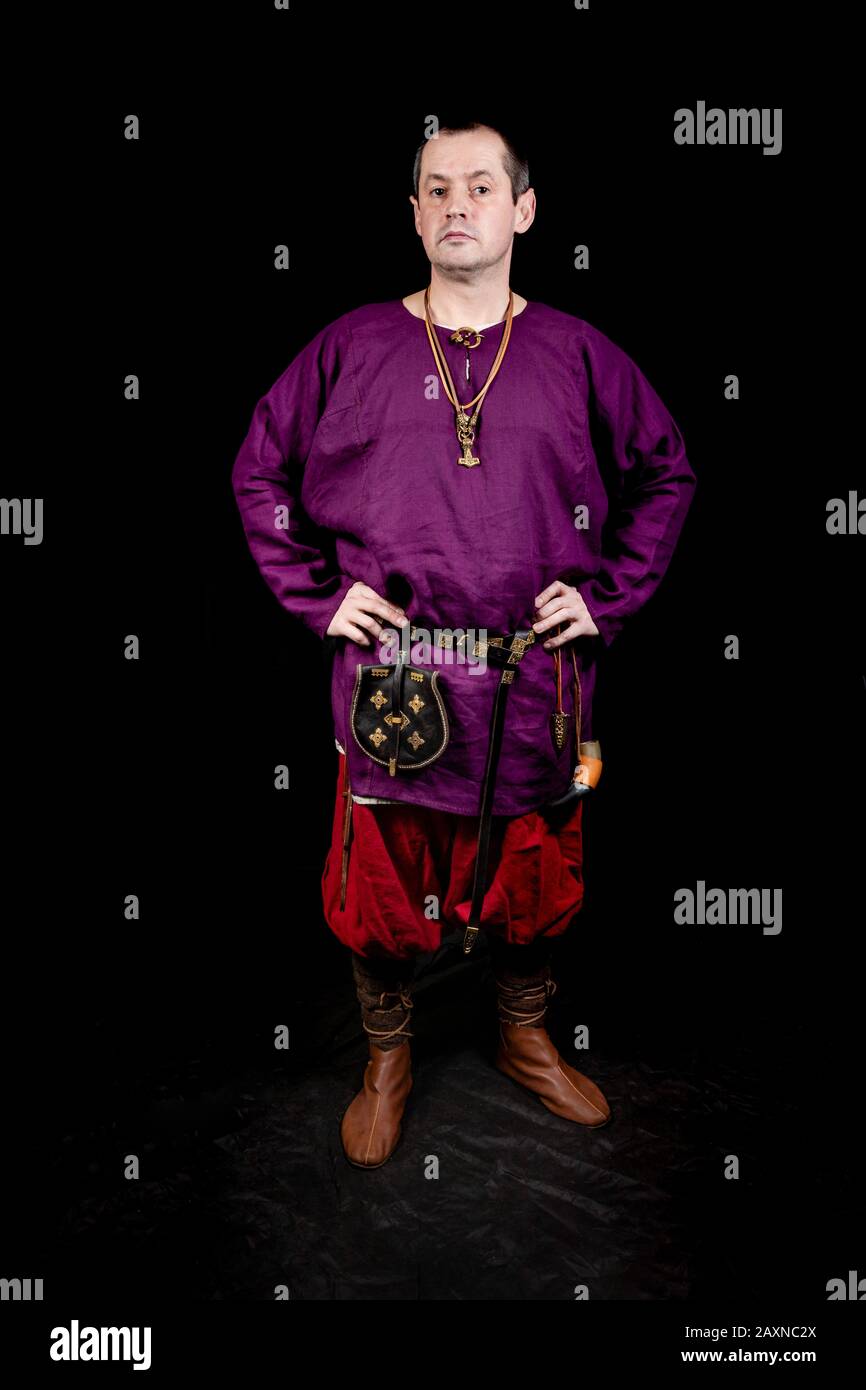 Guerrero vikingo en ropa informal, estudio de altura completa de un buff de  la historia de la vida Fotografía de stock - Alamy
