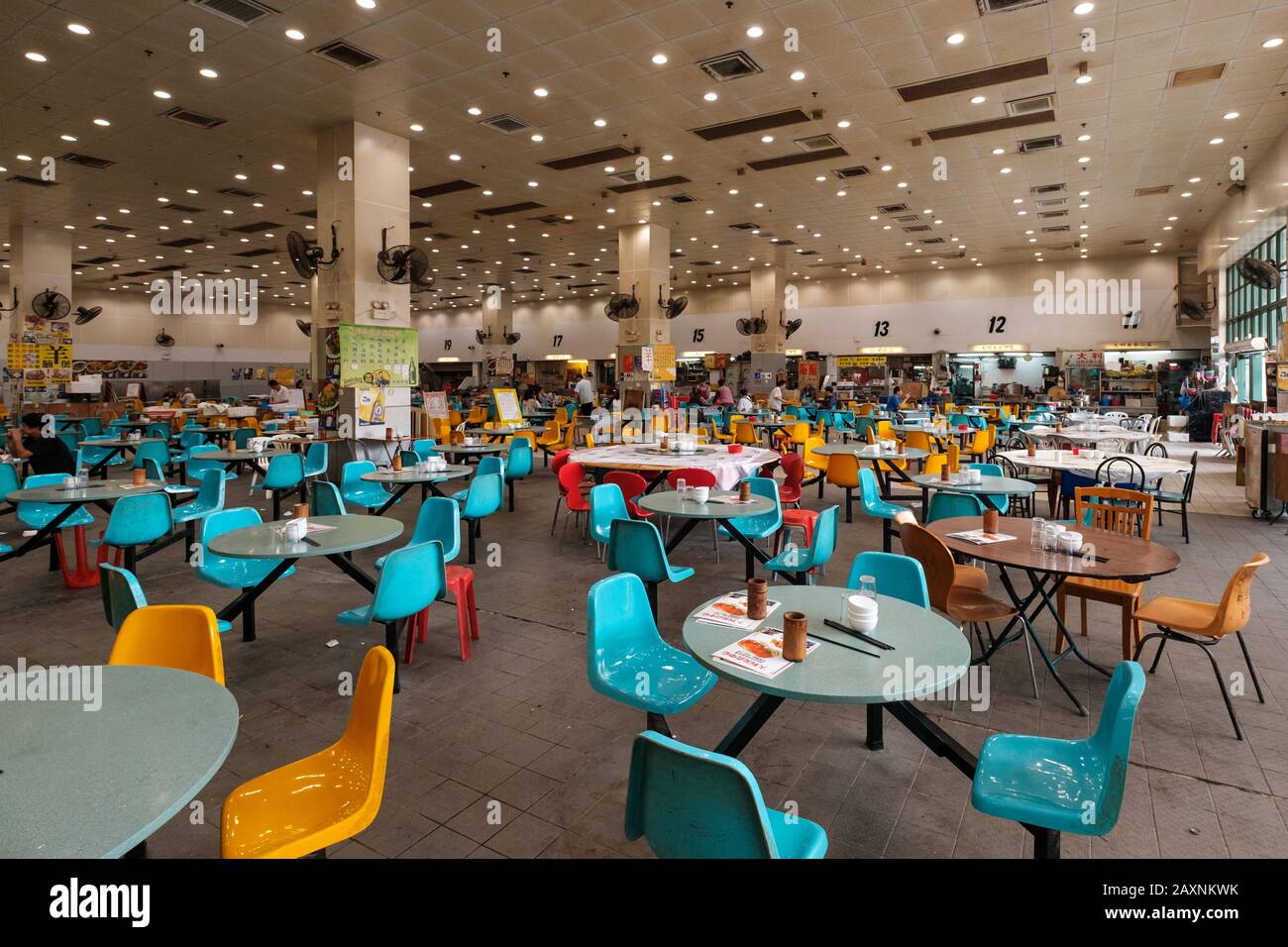 Hong Kong - Noviembre de 2019: Mesas vacías en la zona de comidas / Centro de comida Cocinada en Sham Shui Po, Hong Kong Foto de stock