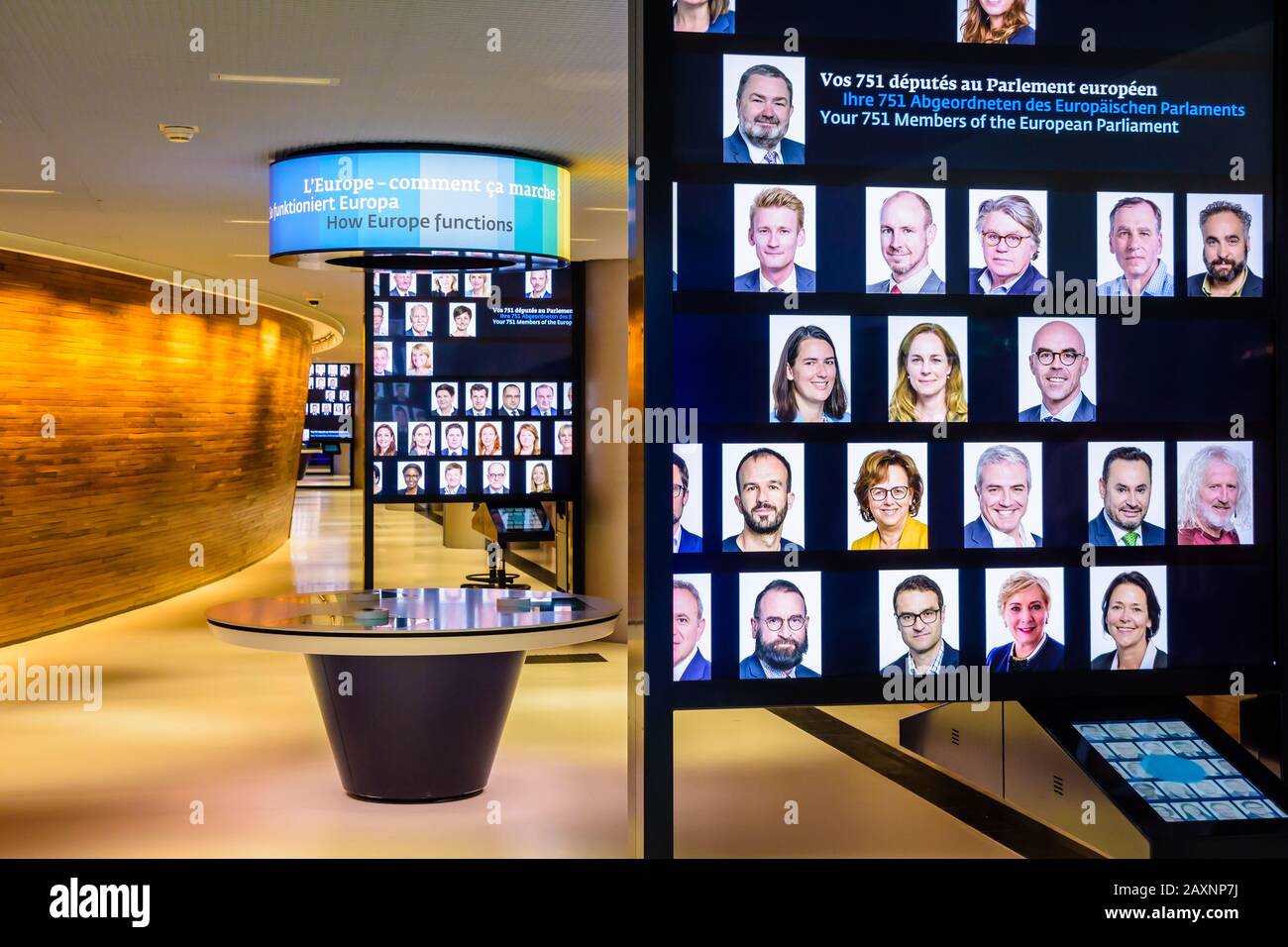 Retratos de los diputados al Parlamento Europeo expuestos en el Simone Veil parlamentarium, un espacio pedagógico interactivo en el edificio Louise Weiss en Estrasburgo, Francia Foto de stock