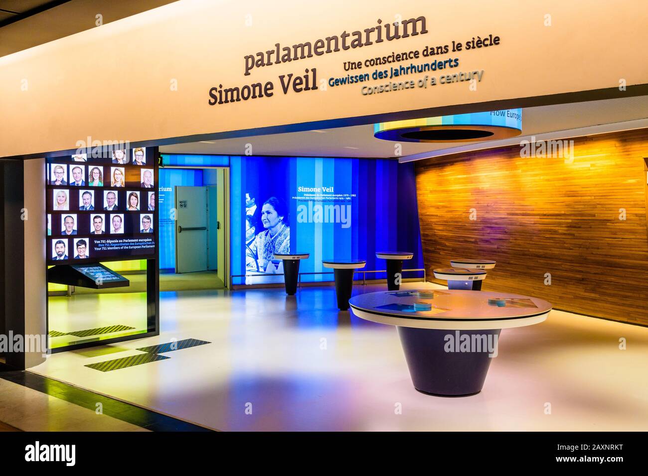 El Simone Veil parlamentarium es un espacio educativo interactivo en el edificio Louise Weiss, sede del Parlamento Europeo en Estrasburgo, Francia Foto de stock