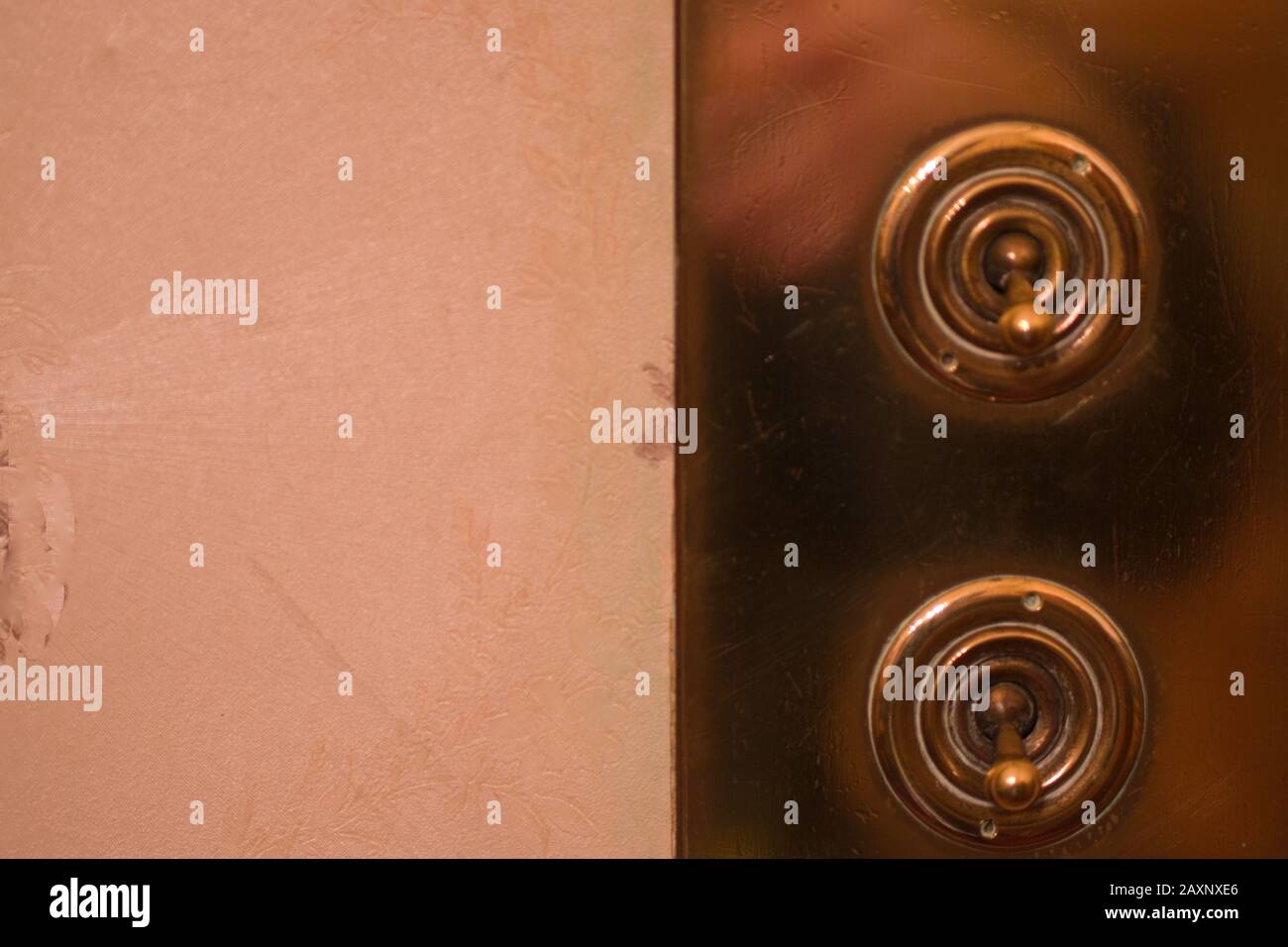 Primer plano de interruptores de palanca de bronce en una superficie de  bronce Fotografía de stock - Alamy