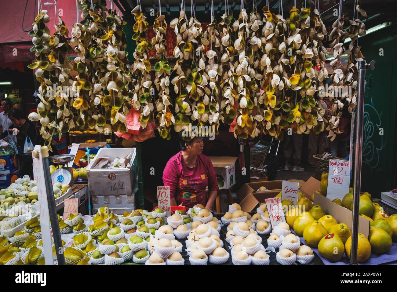 Mujer vendiendo frutas fotografías e imágenes de alta resolución Alamy