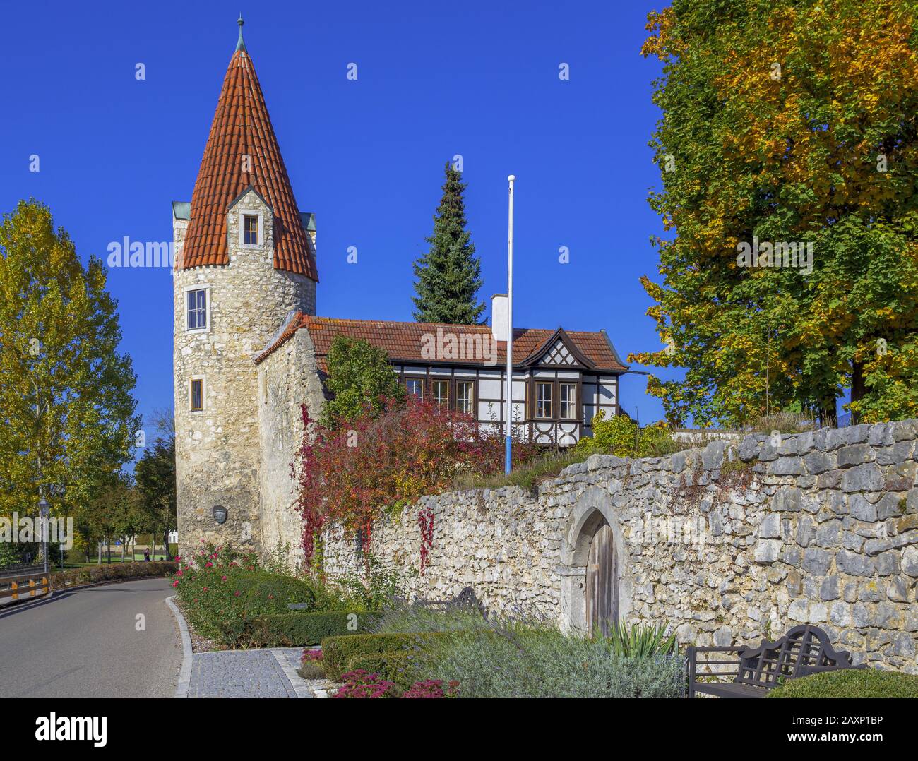 Muralla y torre de la ciudad, Abensberg, Baja Baviera, Alemania Foto de stock