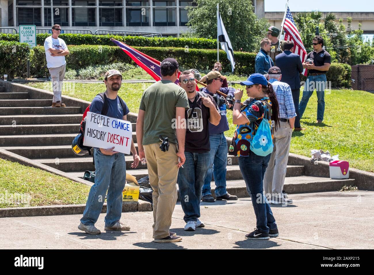 Manifestantes Protestando por la remoción de la estatua de Robert E. Lee en Nueva Orleans, LA, Estados Unidos Foto de stock