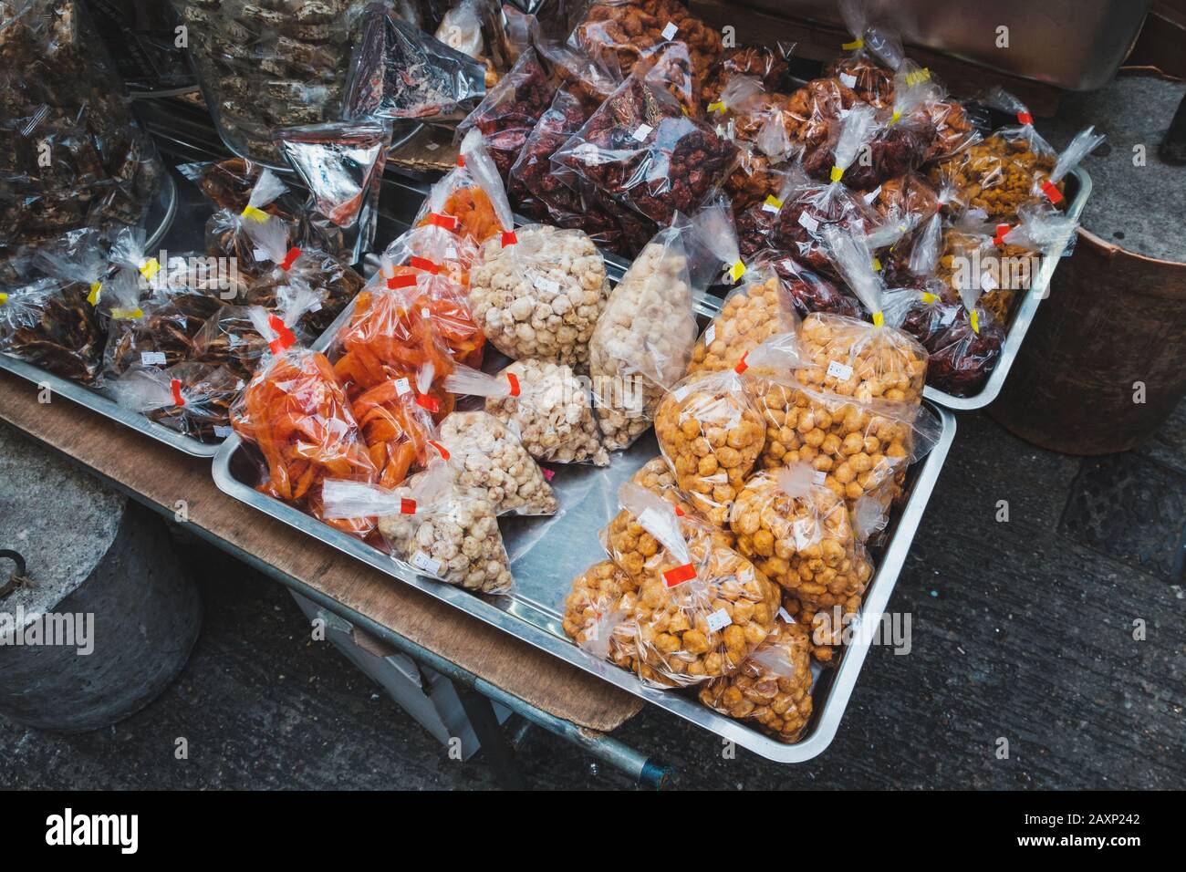 Snacks en venta en el mercado de alimentos de la calle en Hong Kong  Fotografía de stock - Alamy