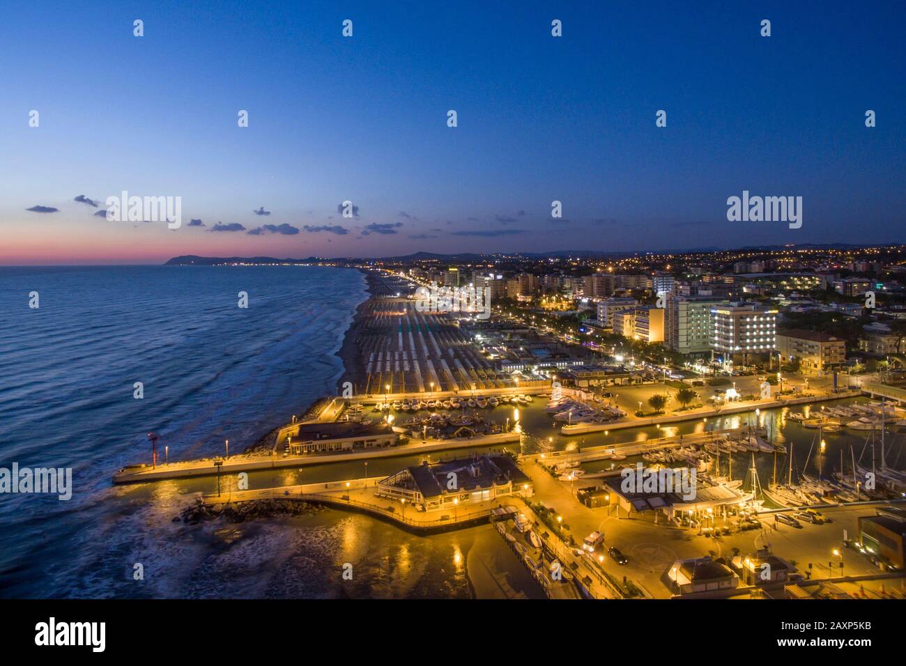 vista aérea de drone destino de viaje emilia romagna mar adriático playa crepúsculo blu hora Foto de stock