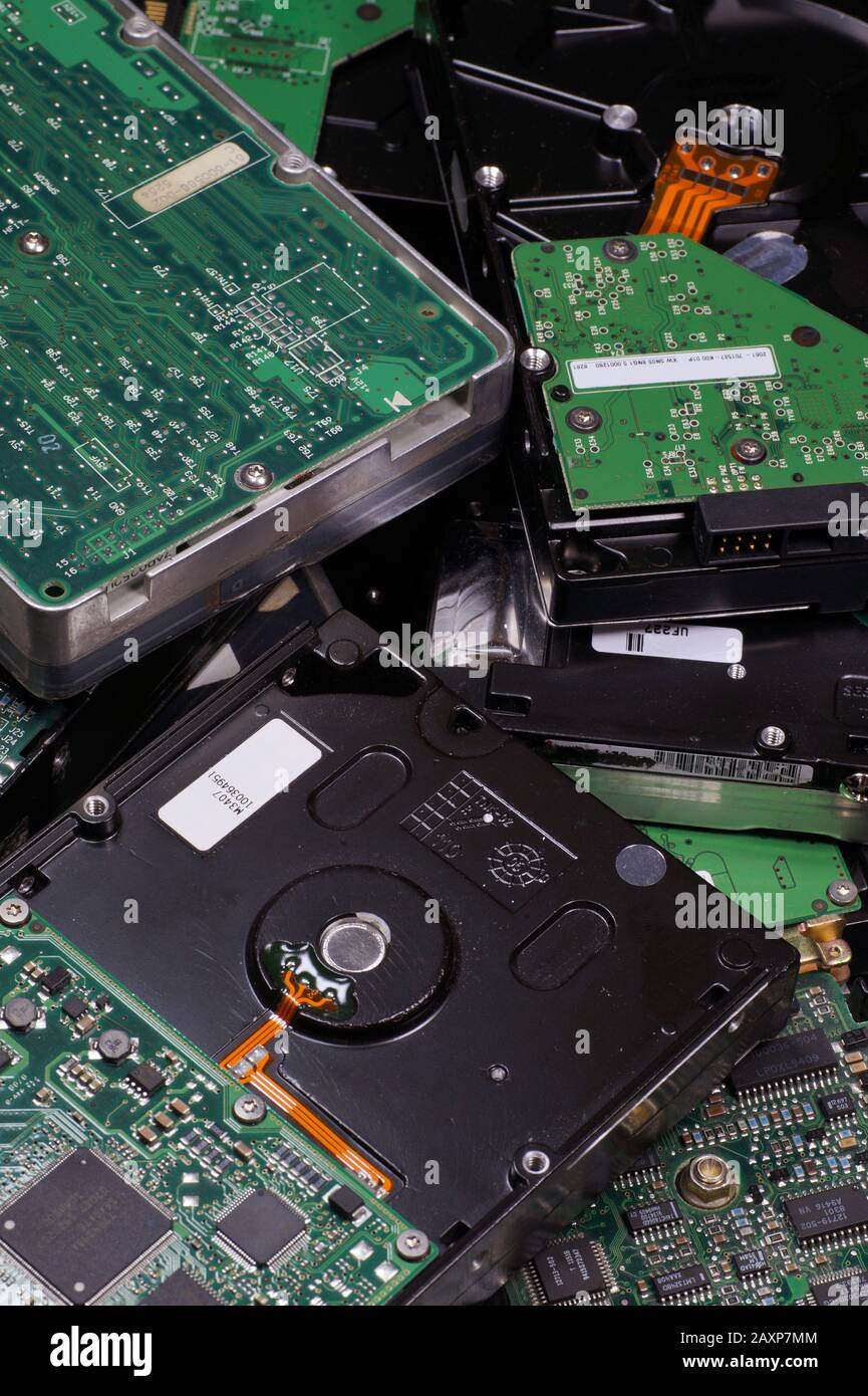 Una pila de discos duros usados. Electrónica desgastada. Foto de stock