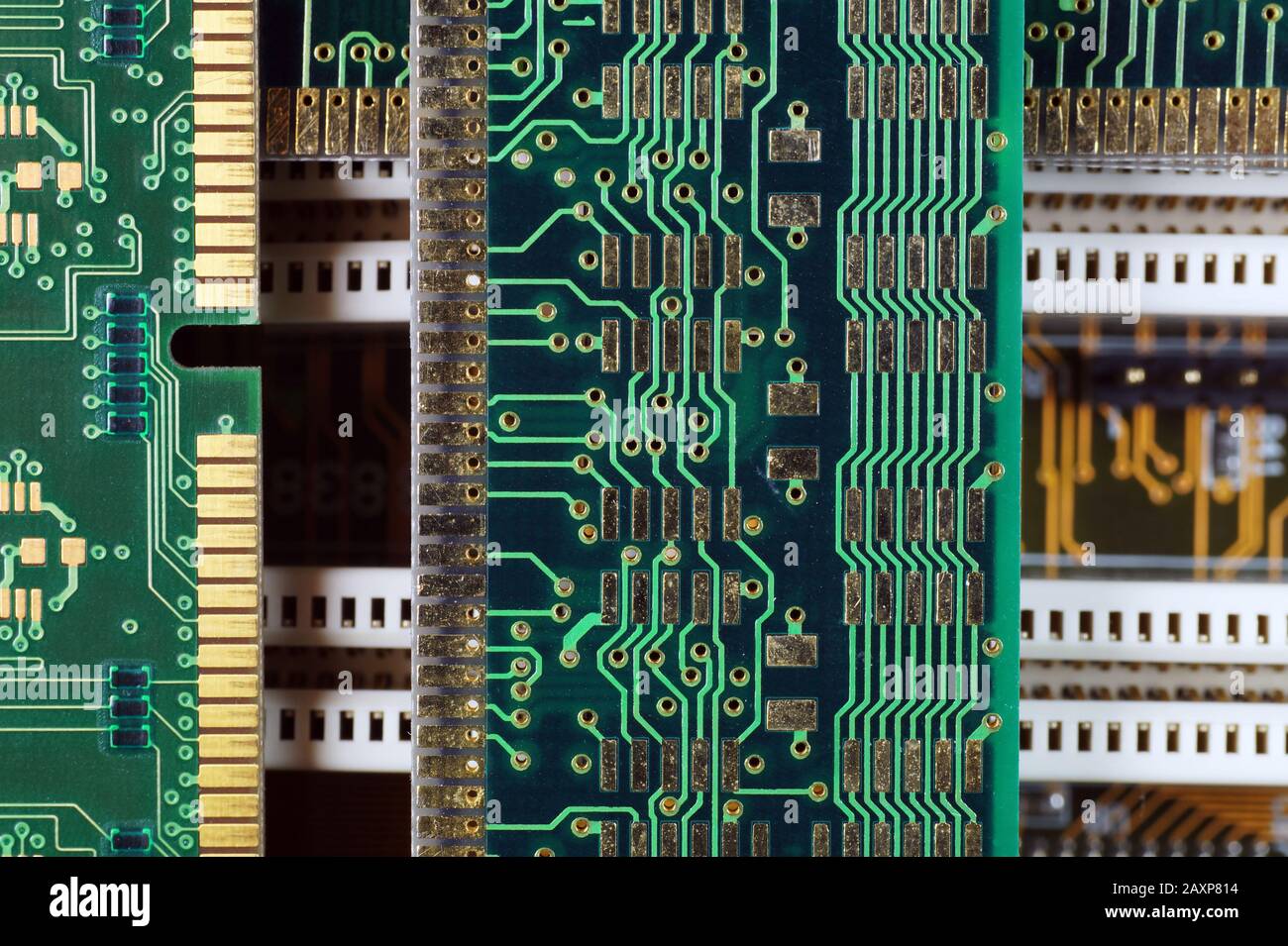 Tarjeta madre del equipo y módulos de memoria RAM. Composición con  componentes electrónicos Fotografía de stock - Alamy