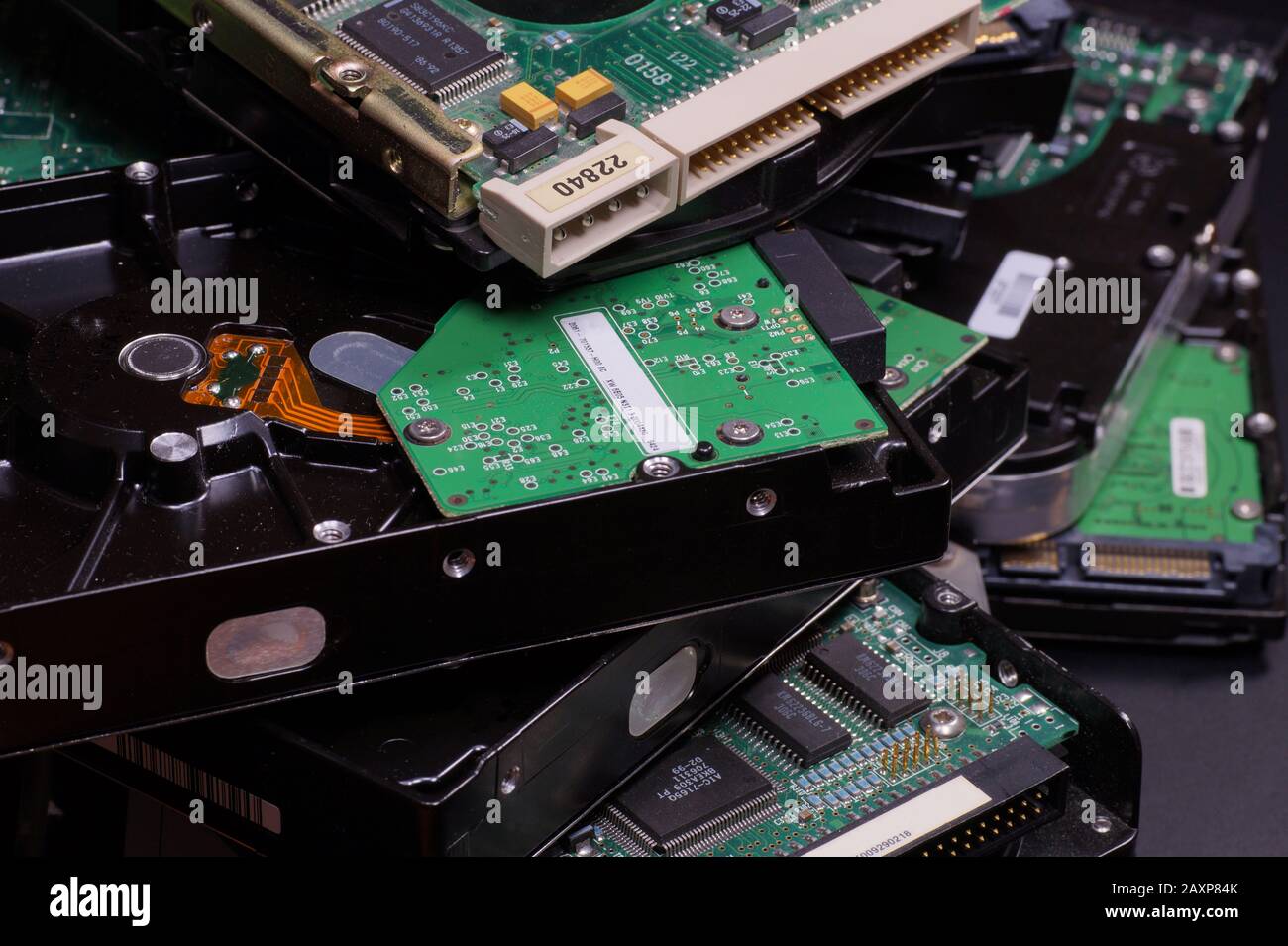 Una pila de discos duros usados. Electrónica desgastada. Foto de stock