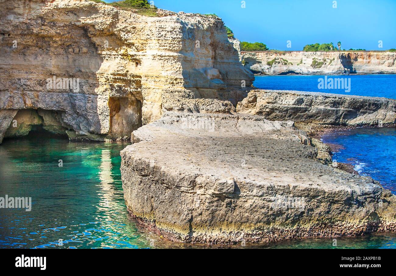 Araglioni en Torre Sant Andrea, Italia. Pintoresco paisaje marino con acantilados y arco rocoso, en Torre Sant Andrea, costa del mar de Salento, Puglia, Italia Foto de stock