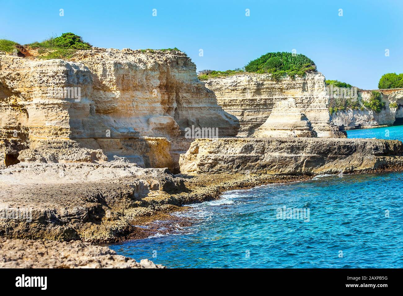 Araglioni en Torre Sant Andrea, Italia. Pintoresco paisaje marino con acantilados y arco rocoso, en Torre Sant Andrea, costa del mar de Salento, Puglia, Italia Foto de stock