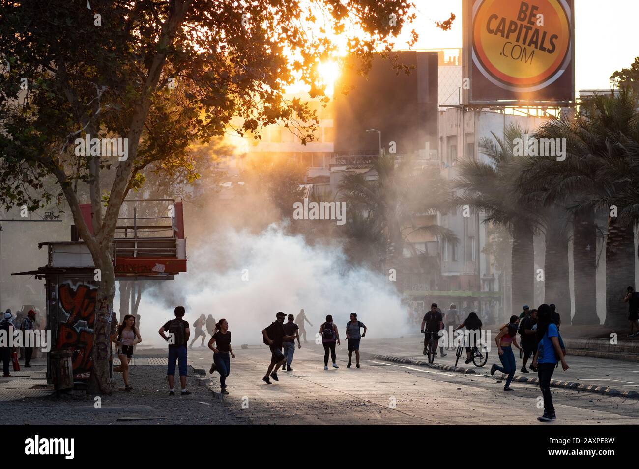Manifestantes en las calles alrededor de la Plaza de Italia durante manifestaciones recientes en Santiago, Chile. Foto de stock