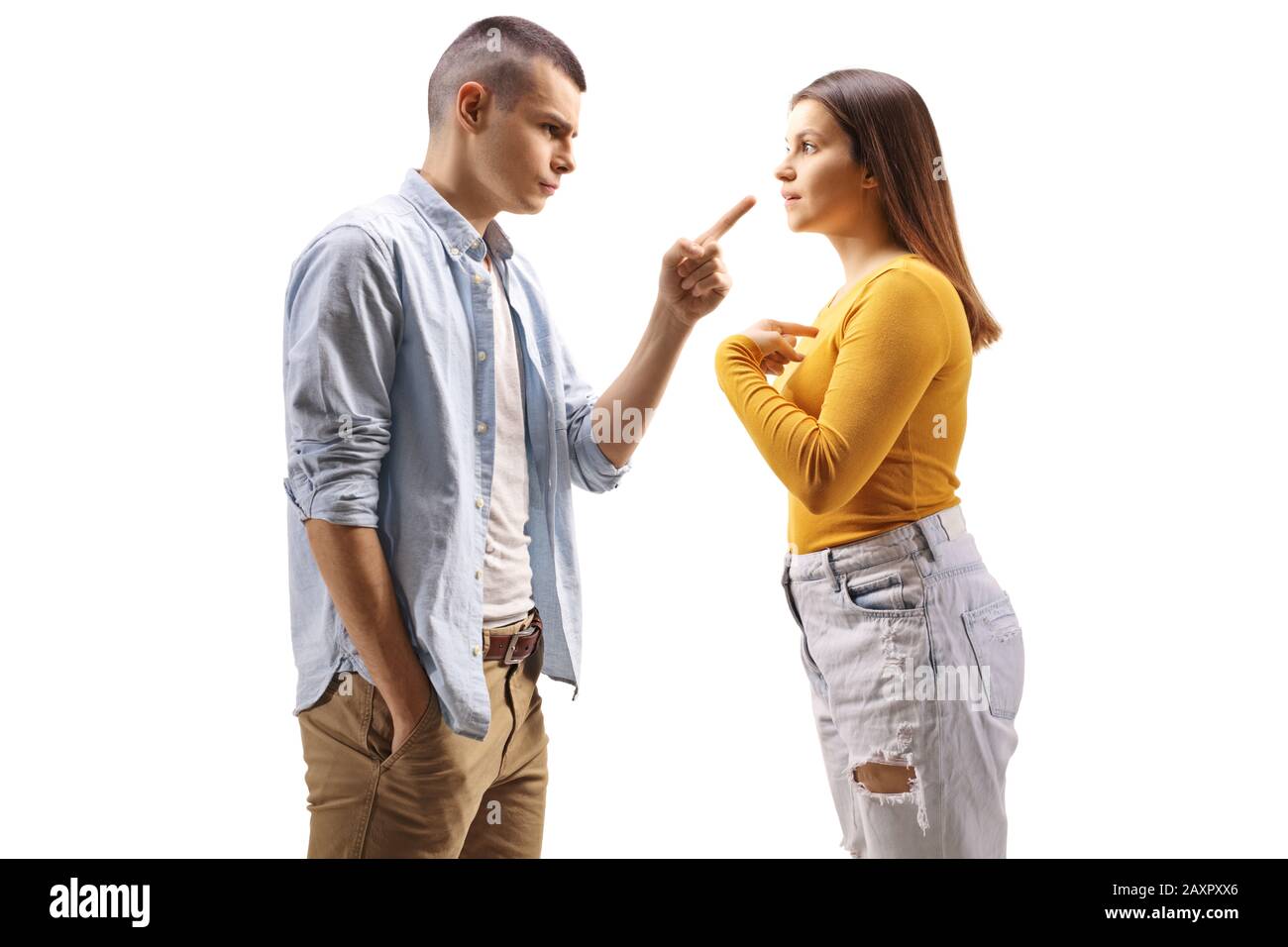 Enojado novio regañando a su novia con dedo aislado en fondo blanco Foto de stock