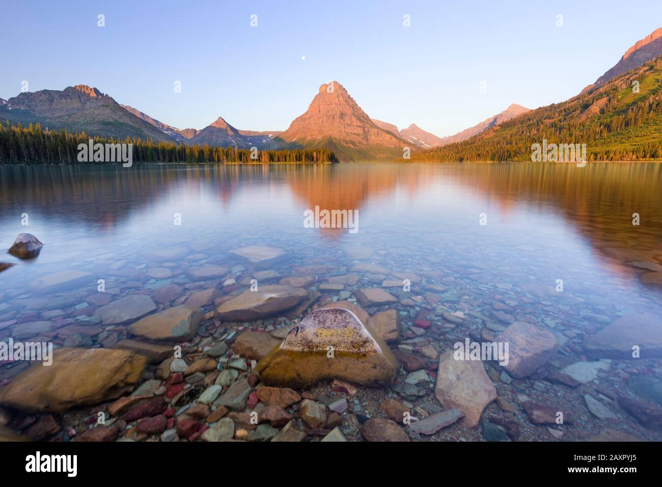 Vista de las montañas que se reflejan en el Lago dos Medicina en el Parque Glacier Foto de stock