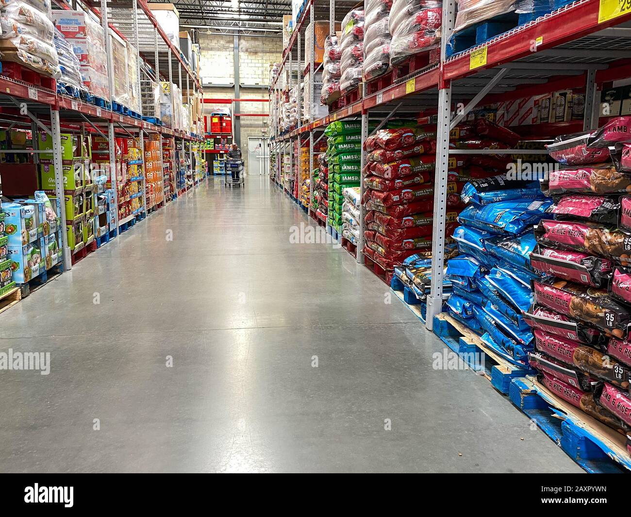 Orlando, FL/USA-2/11/20: El pasillo de comida para mascotas en un Club Sams listo para que los dueños de mascotas compren bolsas de comida y golosinas para sus mascotas. Foto de stock