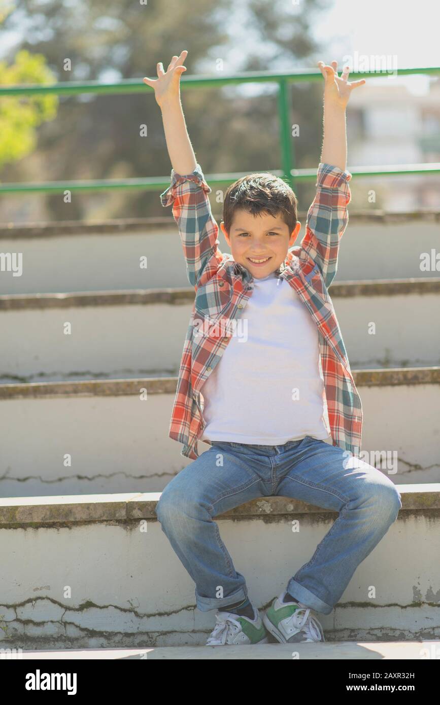 Elegante sport con adolescentes posando al libre Fotografía de stock - Alamy