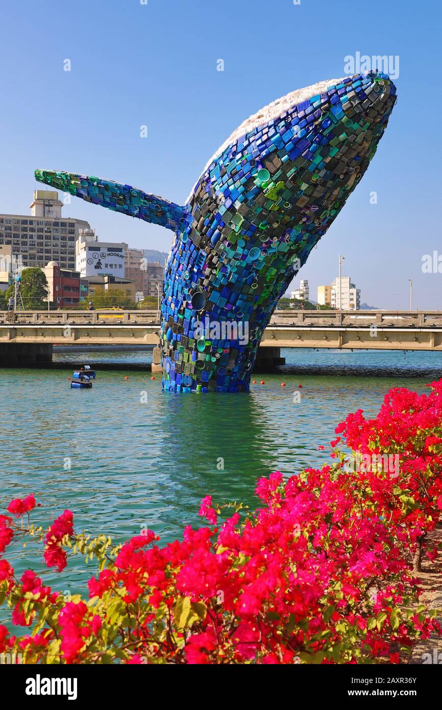 Instalación de arte ecológico Whale in Love en el río Love, Kaohsiung, Taiwán una instalación de arte diseñada por Jason Klimoski de Studio KCA de la Foto de stock