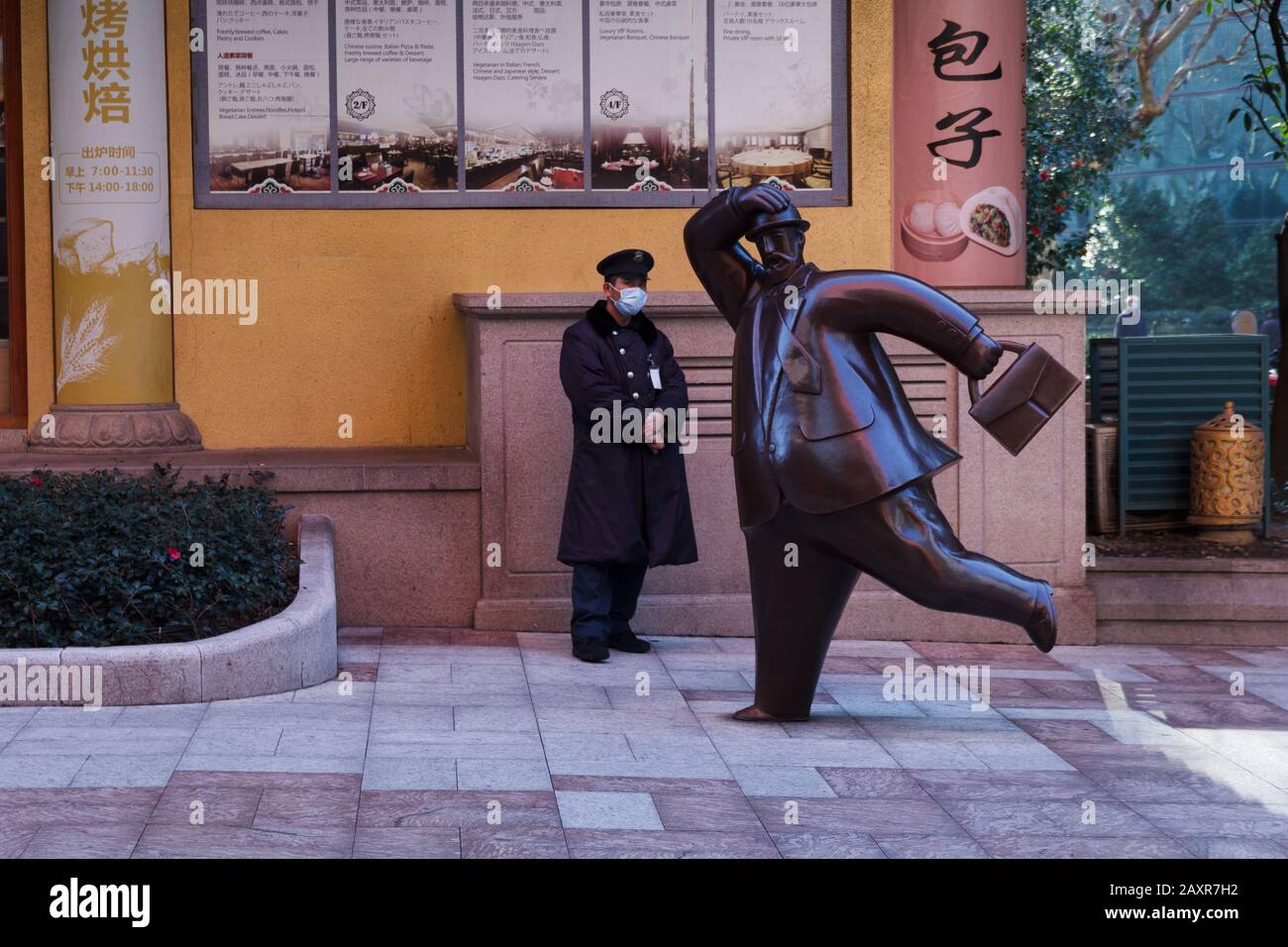 Guarda la máscara en la calle Shanghai Foto de stock