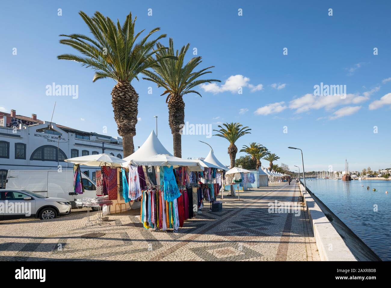 Puestos en el paseo marítimo, Lagos, Algarve, Faro, Portugal Foto de stock