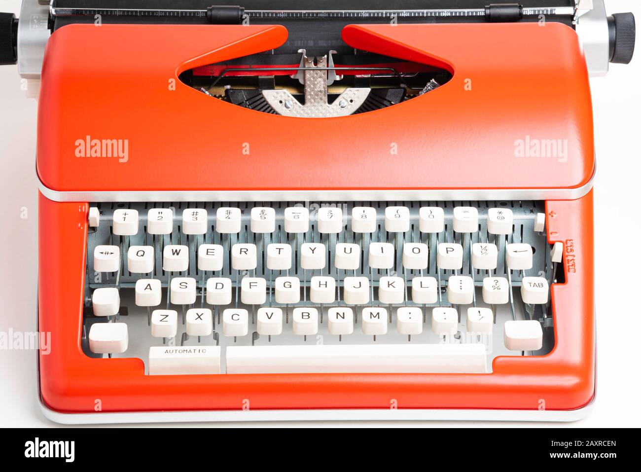 Estudio de una máquina de escribir manual portátil de estilo retro con  teclado de plástico de color marfil y carcasa de metal rojo-naranja  Fotografía de stock - Alamy