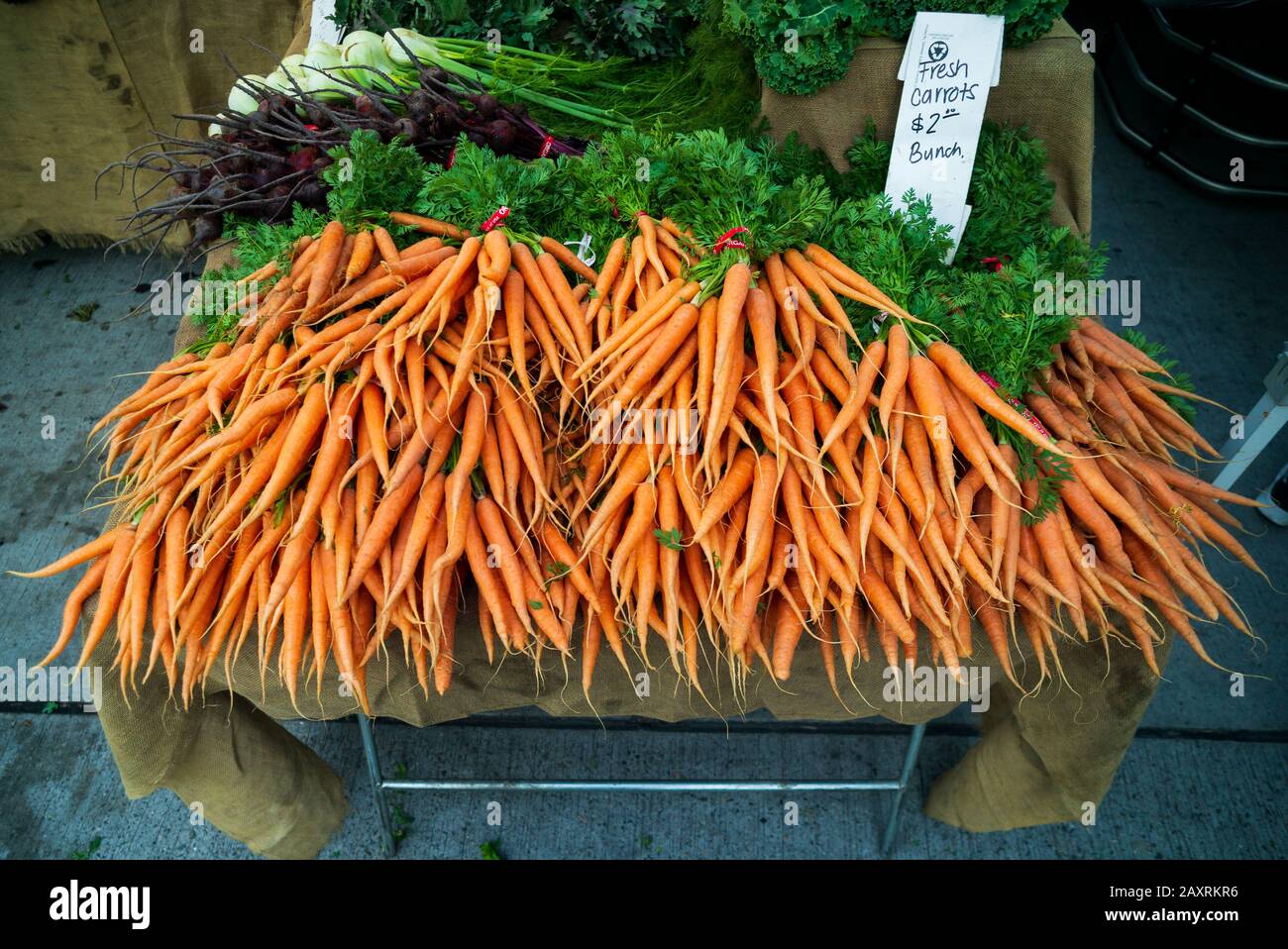 Un manojo salvaje de zanahorias para la venta en el mercado de un granjero Foto de stock