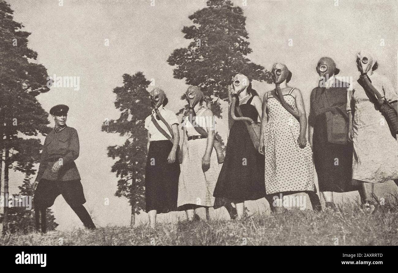 Ejército Rojo en 1930. Del libro de propaganda soviético de 1937. Mujeres soviéticas listas para el ataque químico Foto de stock