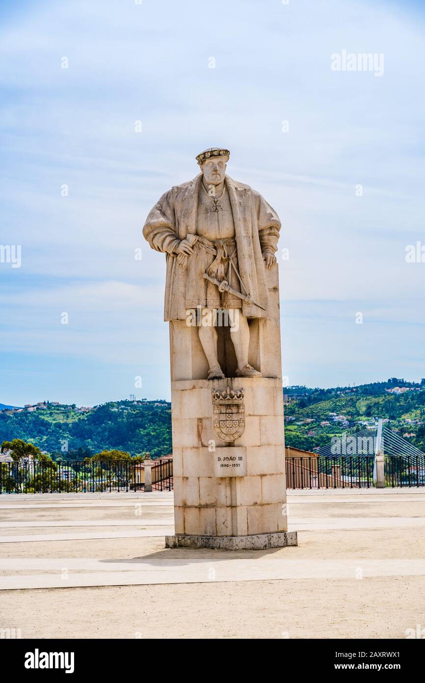 Coimbra, Portugal: Estatua del rey Juan III en la plaza principal de la Universidad de Coimbra Foto de stock